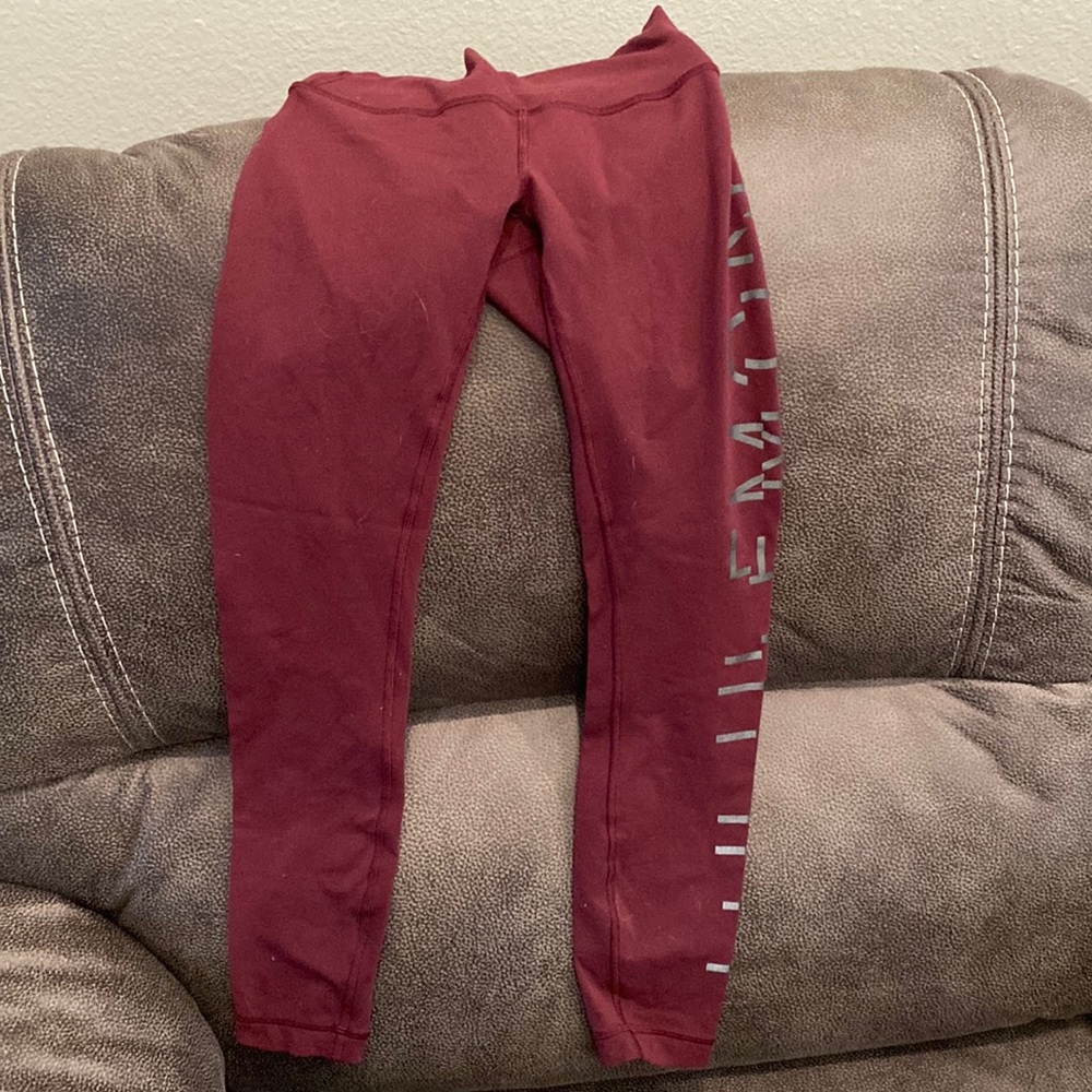 Wunder under Lululemon leggings. Thicker material.. like burgundy maroon size 2